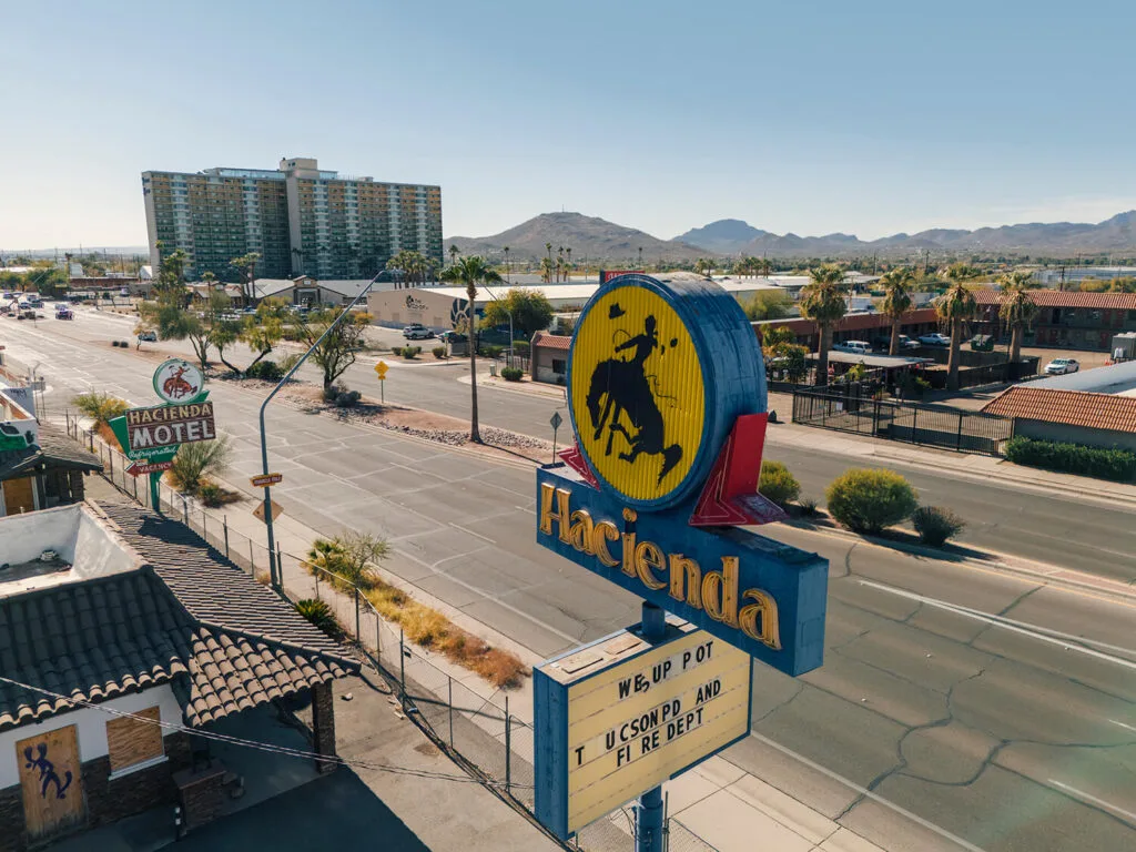Hacienda Motel sign